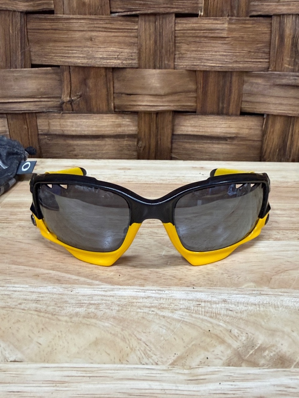 OAKLEY JAWBONE YELLOW BLACK LIVESTRONG BLACK IRIDIUM VENTED LENS SUNGLASSES